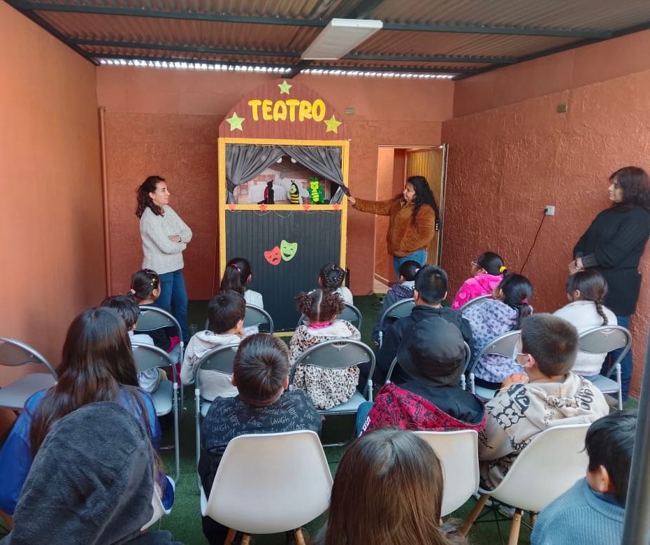 Niños y niñas que participan en programa de Tierra de Esperanza disfrutaron jornada con títeres en Calama